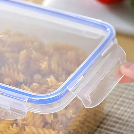 Boite-en-plastique-alimentaire-grosplan